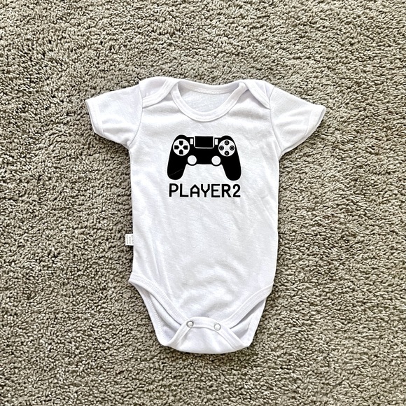 👶 “Player 2” onesie - size 6-9 months - Picture 1 of 3